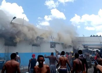 Varios muertos, traslados de presos y desesperación por incendio en La Victoria