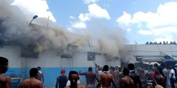 Varios muertos, traslados de presos y desesperación por incendio en La Victoria