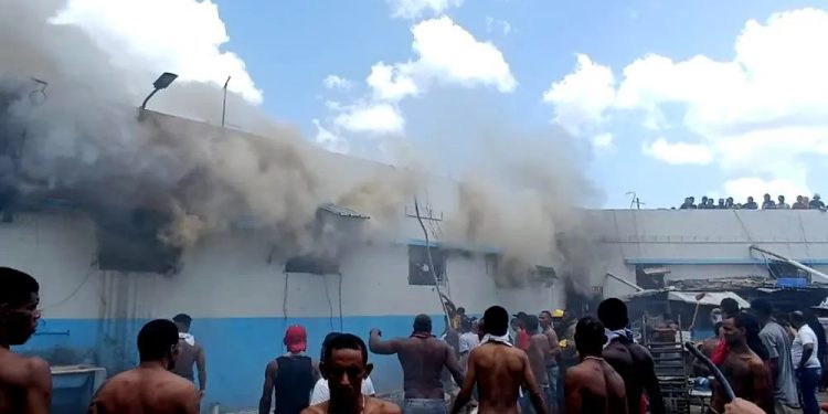 Varios muertos, traslados de presos y desesperación por incendio en La Victoria