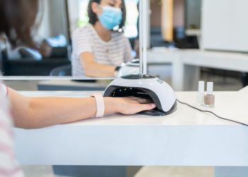 Todo lo que hay detrás de las lámparas de uñas y su posible relación con el cáncer de piel