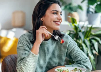 Esto es lo que debes comer para estar más feliz, según los nutricionistas