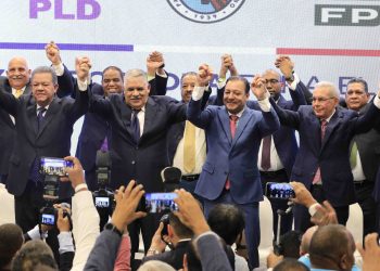 Opositores se abrazan en acto para ratificar Alianza Rescate RD, pero irán por separado