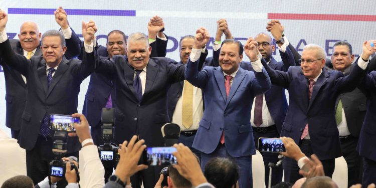 Opositores se abrazan en acto para ratificar Alianza Rescate RD, pero irán por separado