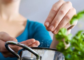 Menos hinchazón y otros beneficios de reducir el consumo de sal