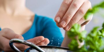 Menos hinchazón y otros beneficios de reducir el consumo de sal