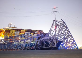 Un barco choca contra el mayor puente de Baltimore y lo derrumba mientras lo cruzaban vehículos