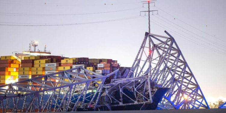Un barco choca contra el mayor puente de Baltimore y lo derrumba mientras lo cruzaban vehículos