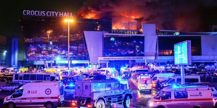 Al menos 40 muertos y 100 heridos en un ataque de hombres armados en un auditorio en Moscú