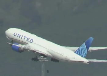 Un Boeing de United Airlines tuvo que aterrizar de emergencia tras perder uno de sus neumáticos