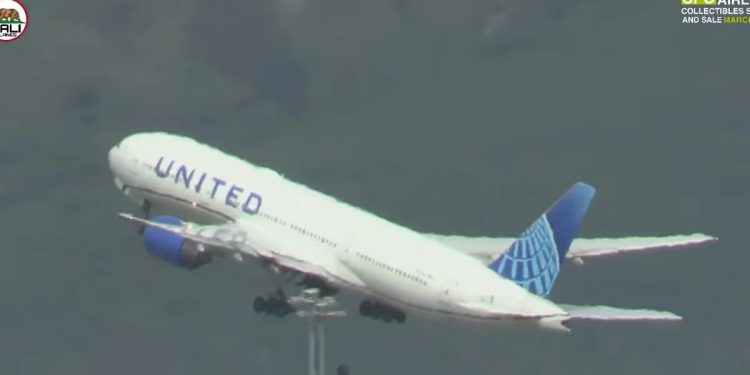 Un Boeing de United Airlines tuvo que aterrizar de emergencia tras perder uno de sus neumáticos