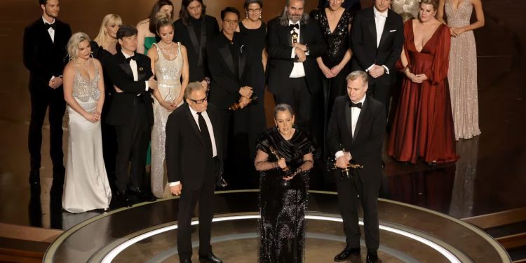 ‘Oppenheimer’ triunfa en los Oscar al ganar siete estatuillas