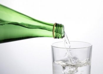 Agua con gas: cuándo es mejor tomarla y por qué