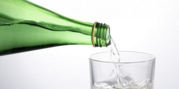 Agua con gas: cuándo es mejor tomarla y por qué