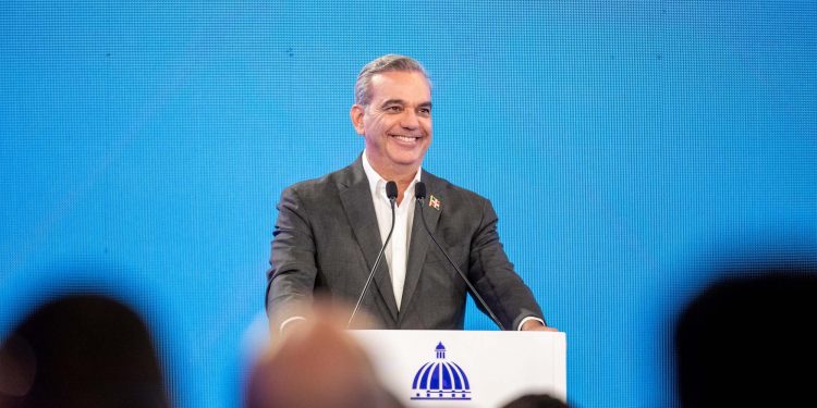 Presidente Abinader presenta avances de programas dirigidos a los jóvenes, que permiten su inserción educativa y laboral