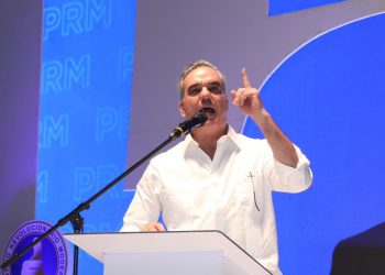 Abinader sienta un precedente al participar en debate siendo presidente y encabezado las encuestas
