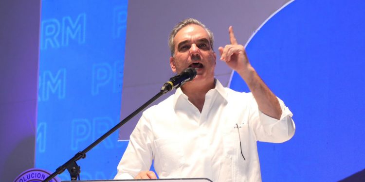 Abinader sienta un precedente al participar en debate siendo presidente y encabezado las encuestas