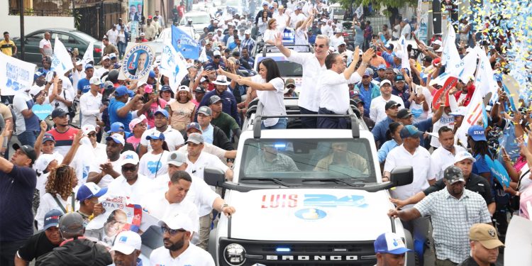 Miles de simpatizantes se lanzan a las calles del Distrito Nacional en apoyo de Abinader y candidatos congresionales