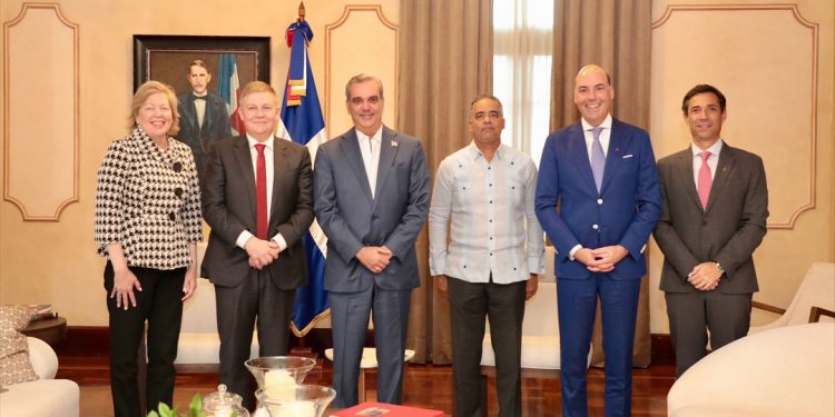 CEO global de Scotiabank y presidente Abinader dialogan sobre nueva visión del banco