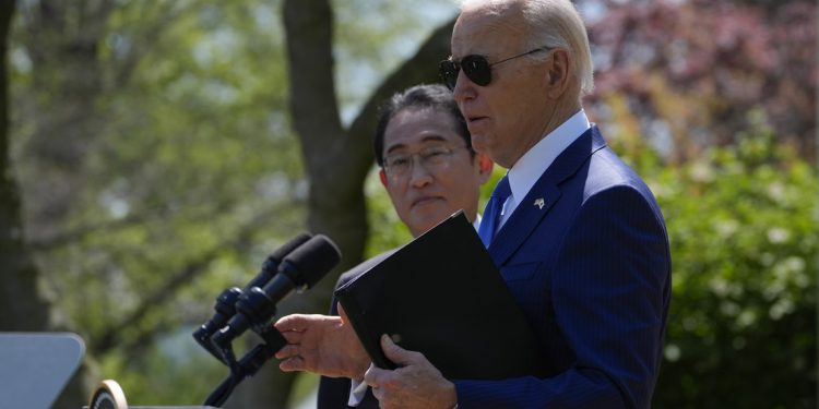Biden olvida a quién dirigirse y revela una lista de reporteros preseleccionados (VIDEO)