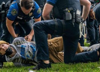 Brutal detención de una profesora universitaria en protesta propalestina en EE.UU., video
