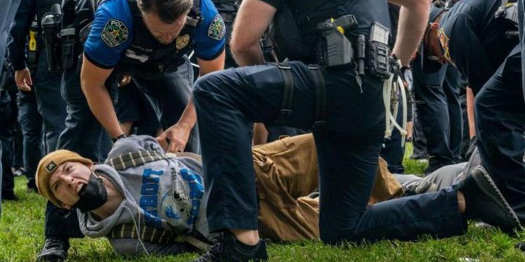 Brutal detención de una profesora universitaria en protesta propalestina en EE.UU., video