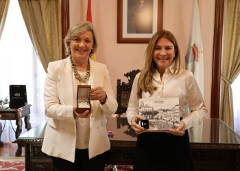 Alcaldesa Carolina Mejía se reúne con sus homólogas de Lugo y Santiago de Compostela en España 