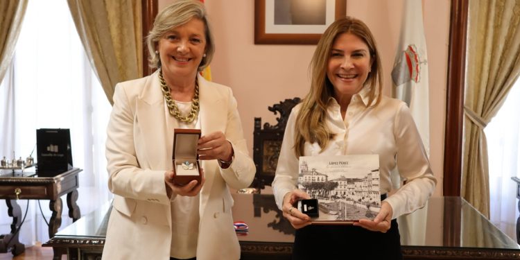 Alcaldesa Carolina Mejía se reúne con sus homólogas de Lugo y Santiago de Compostela en España 