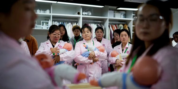 Taxis gratuitos, subsidios y congelación de óvulos gratis: los beneficios que ofrece China para las madres