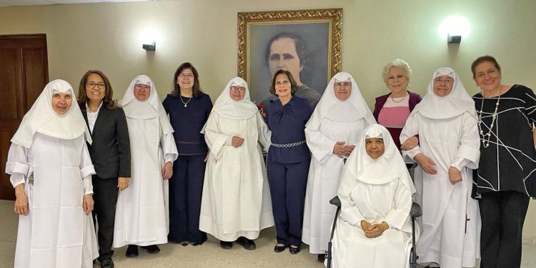 Fundación Huáscar Rodríguez Herrera renueva camas Centro Geriátrico Margarita Herrera