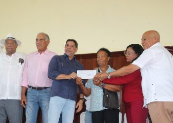 Gobierno entrega 1,725 cheques a productores de habichuelas en San Juan