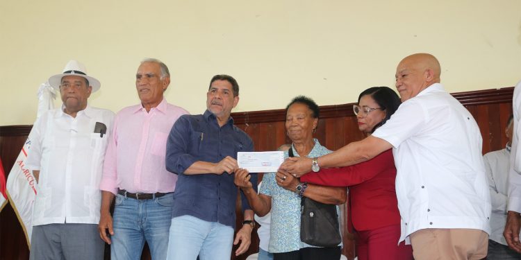 Gobierno entrega 1,725 cheques a productores de habichuelas en San Juan