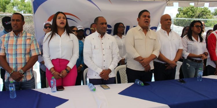 Grupo de los Cien juramenta a decenas de pastores evangélicos en Barahona