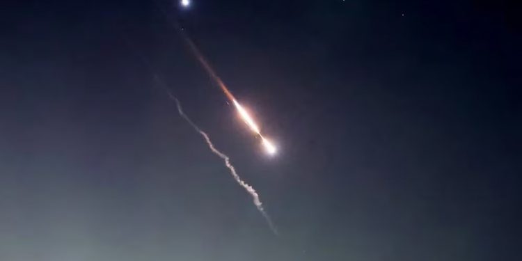 Israel ataca objetivos en Irán, según reportes