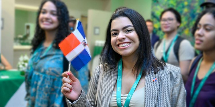 Jóvenes de RD interactúan con las últimas tendencias de tecnología digital en programa regional