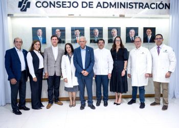 Hospital Metropolitano de Santiago realiza develamiento de galería fotográfica