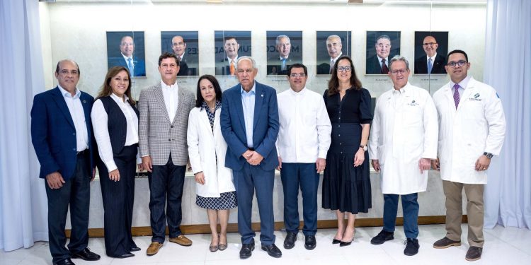 Hospital Metropolitano de Santiago realiza develamiento de galería fotográfica