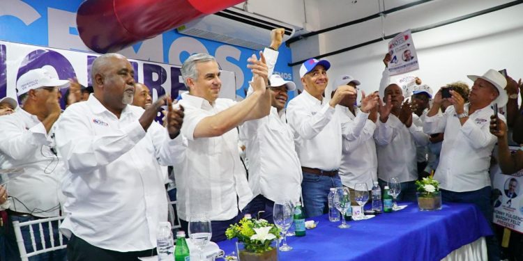 Miles de personas se suman al Movimiento No Mire Pa Atra en apoyo al Presidente Luis Abinader