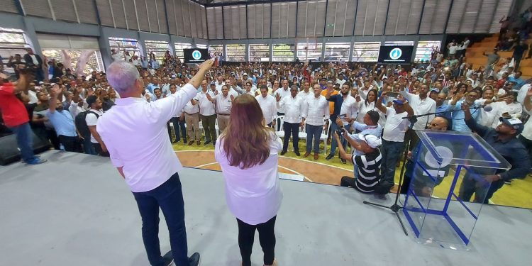 PRM en Santiago juramenta gran comando de campaña Luis 24