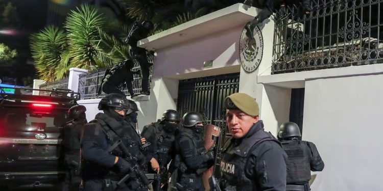 México rompe relaciones con Ecuador tras el asalto policial a su Embajada