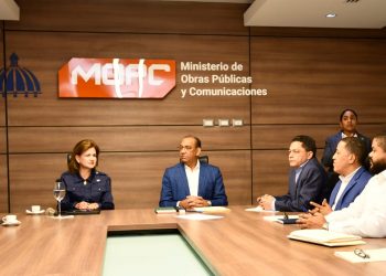 Vicepresidenta Raquel Peña y el ministro Deligne Ascención realizan reunión de trabajo en Obras Públicas