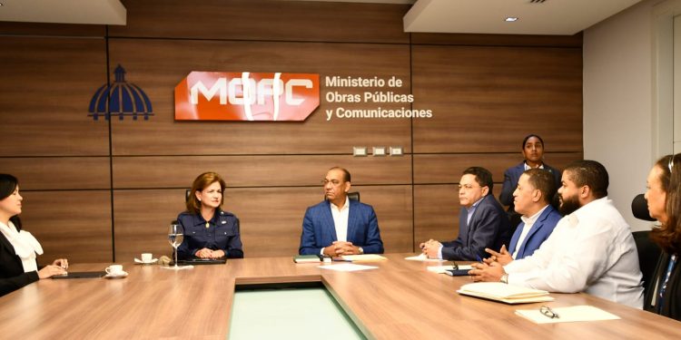 Vicepresidenta Raquel Peña y el ministro Deligne Ascención realizan reunión de trabajo en Obras Públicas