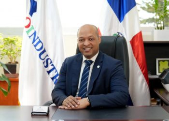 Raymond Familia anuncia su salida de Proindustria y refuerza su compromiso con el movimiento nacional “Creciendo con Luis & Raquel”