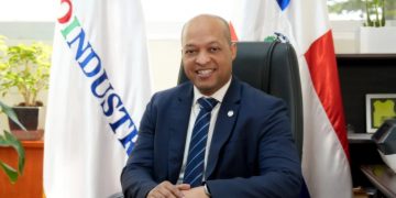 Raymond Familia anuncia su salida de Proindustria y refuerza su compromiso con el movimiento nacional “Creciendo con Luis & Raquel”