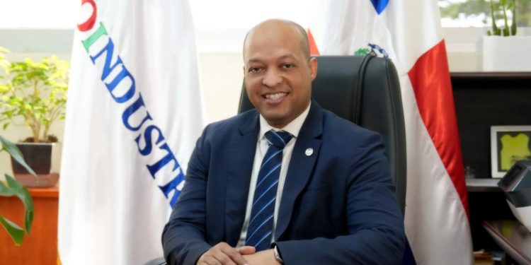 Raymond Familia anuncia su salida de Proindustria y refuerza su compromiso con el movimiento nacional “Creciendo con Luis & Raquel”