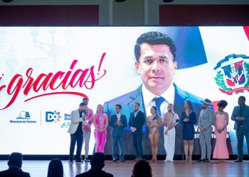 Reconocen a ministro de Turismo David Collado en el Chicago Salsa Bachata Festival
