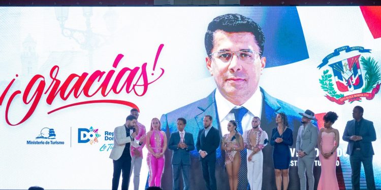 Reconocen a ministro de Turismo David Collado en el Chicago Salsa Bachata Festival