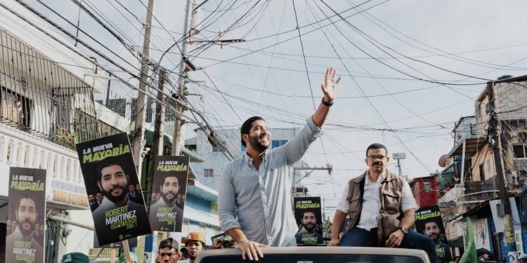 Robert Martínez formaliza inscripción como candidato a diputado ante la JCE