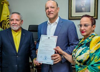 Ulises Rodríguez recibe certificado como próximo alcalde de Santiago
