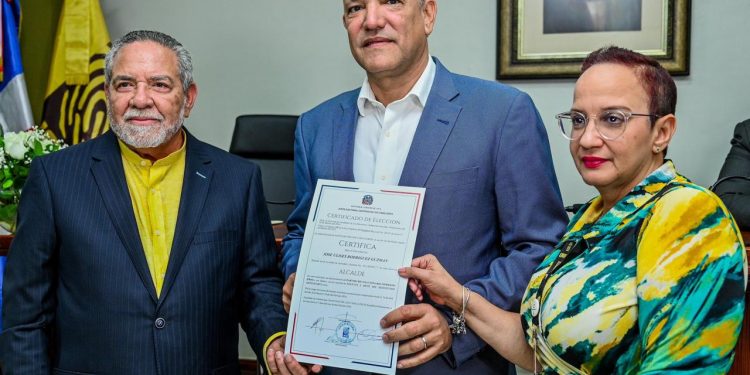 Ulises Rodríguez recibe certificado como próximo alcalde de Santiago