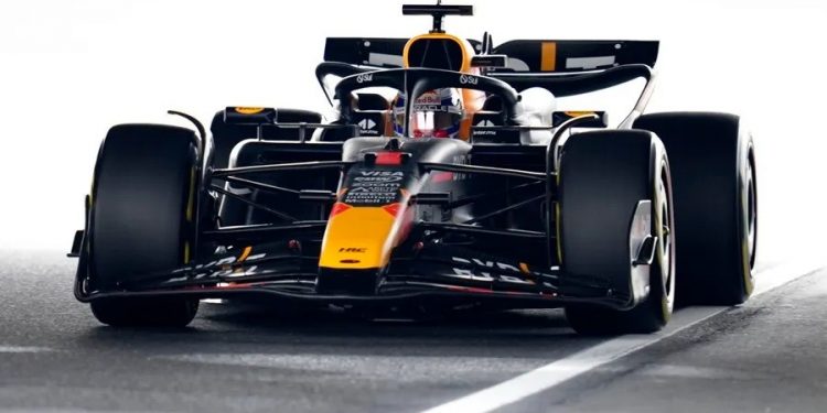 Verstappen bate por milésimas a Pérez y hace la pole en Japón; Sainz y Alonso en top 5